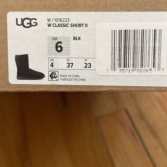 UGG W Classic Short ll Boots. Size 6. Black. #1016223 NEW IN BOX! Retail $180 - Picture 15 of 15